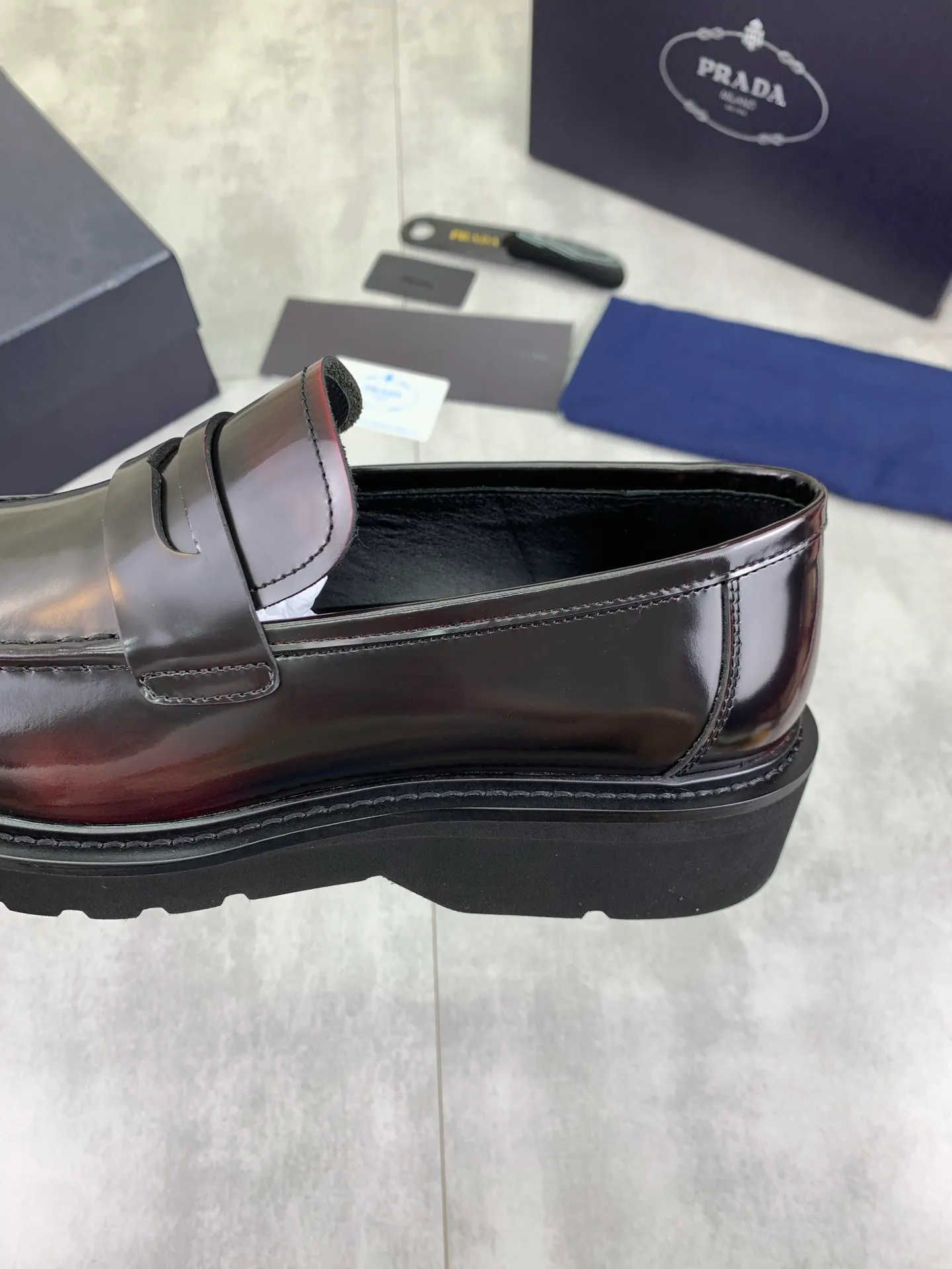 Factory price P880💰Original quality, top version🔱 ＰＲＡＤＡPrada. Men’s business casual leather shoes, top quality products. 1:1 shipment⬆️Luxurious and noble👞All imported original color-brushed edge beads, just to create a more comfortable wearing experience. Upper: Original comfortable open-edge bead rubbed color calfskin➕Top imported water-dyed full cow lining, original high-end lightweight and comfortable TPU foam combination bottom✔️Code number: 39-44 (38 45) 46 47 can be customized)